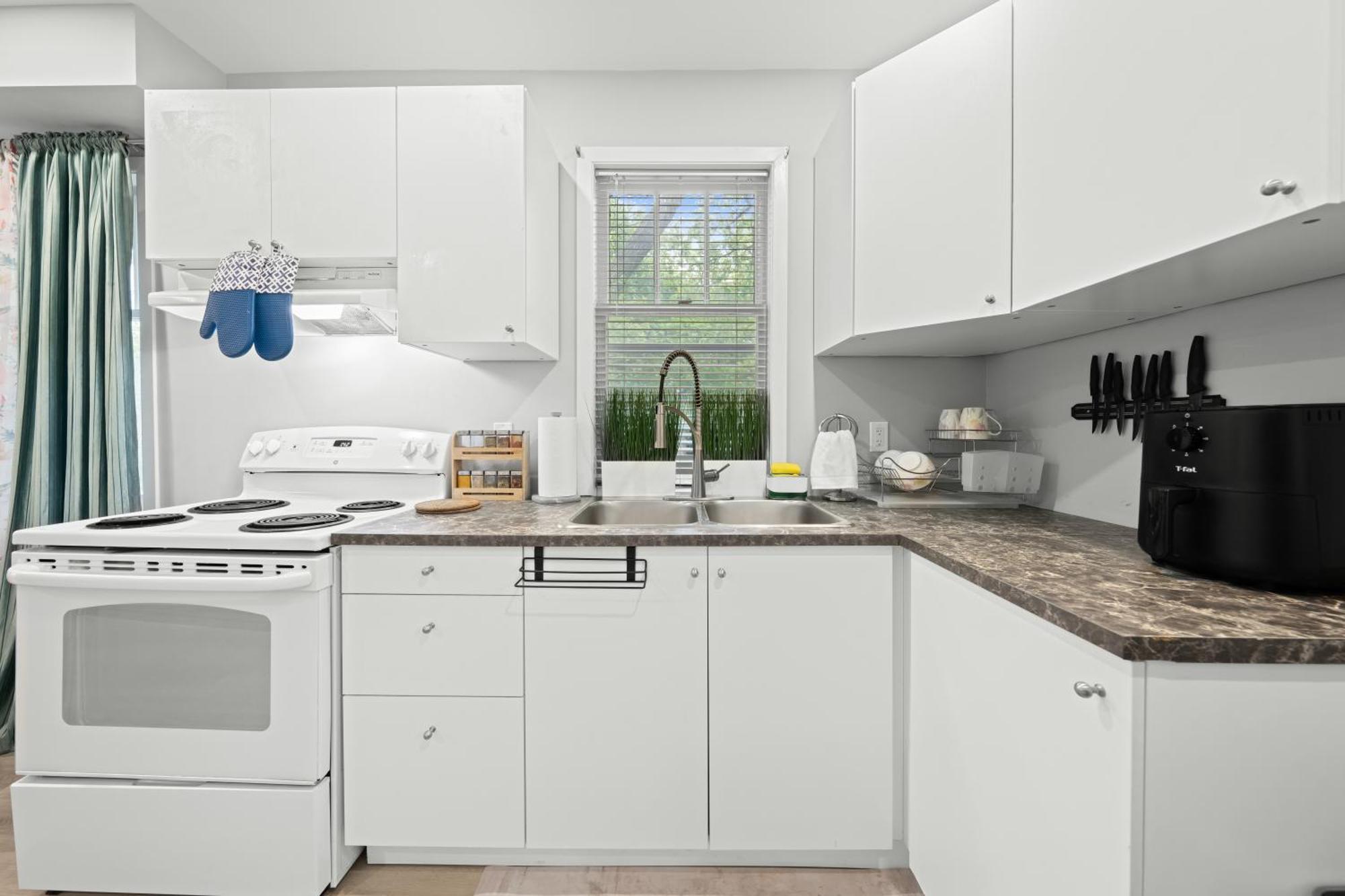 Close To Mall With Private Toilet, Free Wi-fi And Parking * Toronto